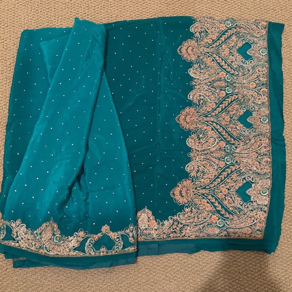 Beautiful Crepe De Chine Silk Saree with 2 Blouses - Picture 1 of 6